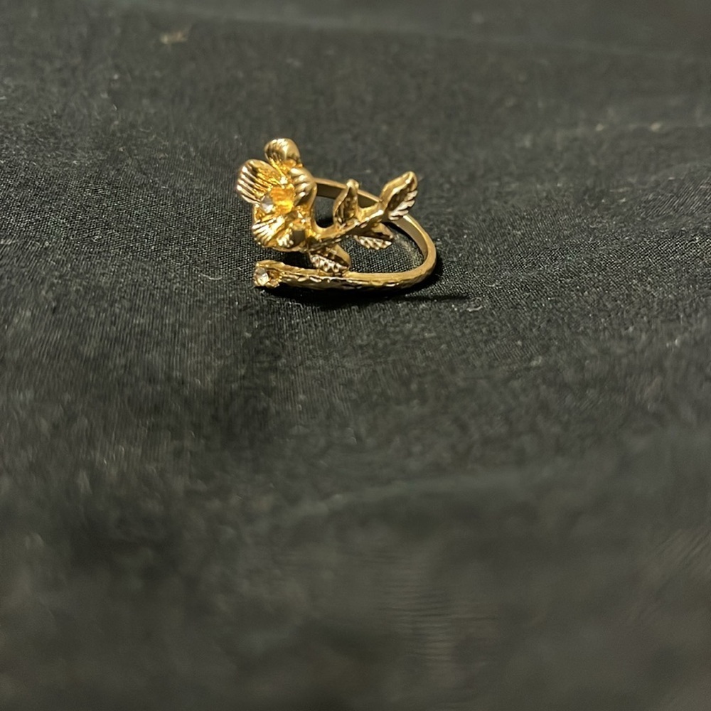 Size 10 Gold Floral Ring (Costume Jewelry) - Picture 4 of 4